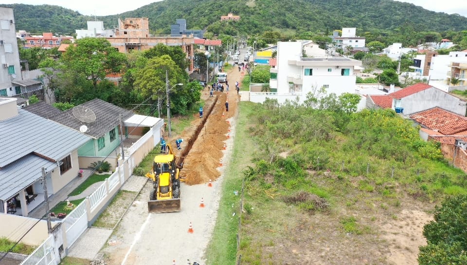 Águas de Bombinhas instala mais de 2.220 metros de tubulações da rede de esgoto sanitário