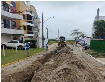 Obras de esgotamento sanitário da Águas de Bombinhas avançam pelo bairro Quatro Ilhas