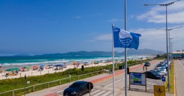 Bombinhas conquista a Bandeira Azul e celebra avanços no saneamento básico