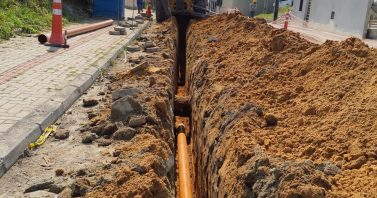 Obras de esgotamento sanitário de Bombinhas avançam em mais 15 ruas