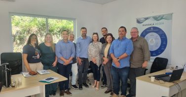 Águas de Bombinhas apresenta plano de esgotamento sanitário para empreendedores do turismo durante reunião com vice-prefeito e secretaria de Turismo