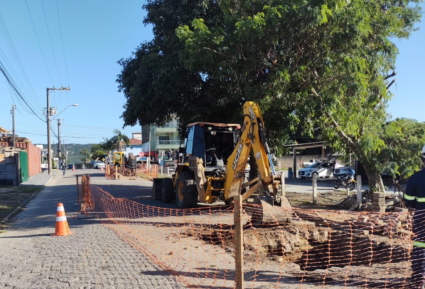 Obras de esgotamento sanitário de Bombinhas avançam por ruas do bairro José Amândio Obras de esgotamento sanitário de Bombinhas avançam por ruas do bairro José Amândio