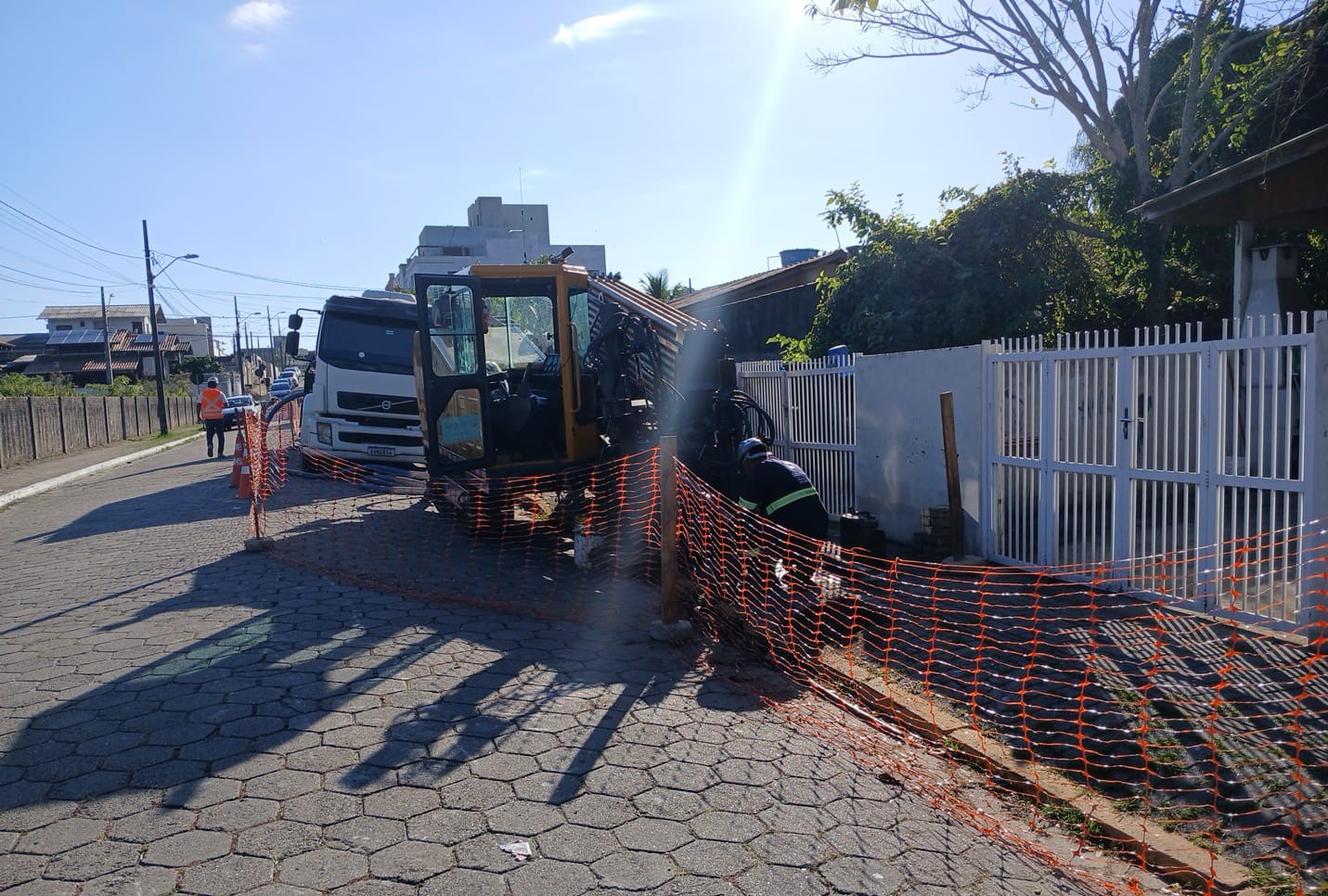 Frentes de trabalho da Águas de Bombinhas avançam com obras de esgotamento sanitário em diferentes ruas Frentes de trabalho da Águas de Bombinhas avançam com obras de esgotamento sanitário em diferentes ruas