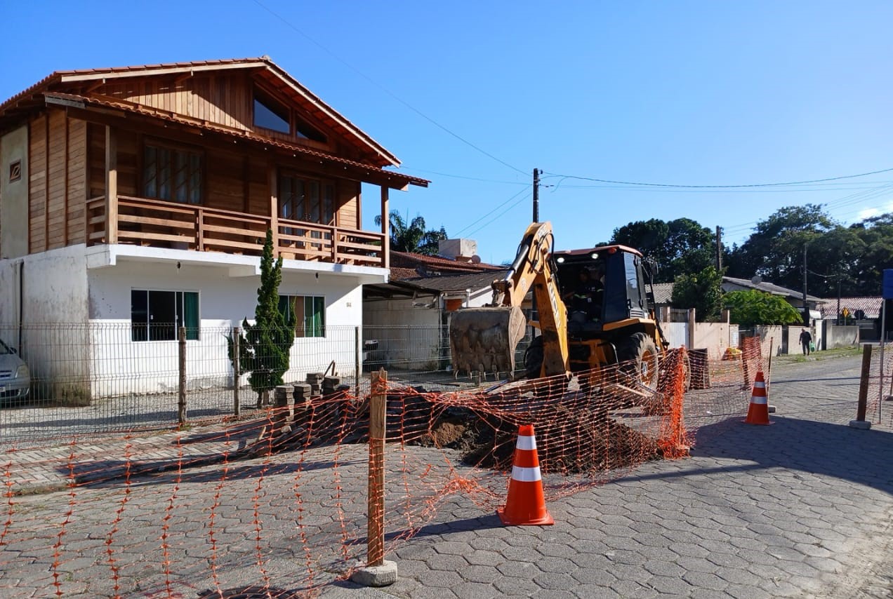 Rumo à universalização, Águas de Bombinhas instala nova rede de esgotamento em ruas da cidade