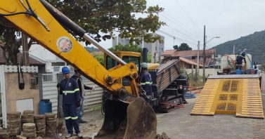 Rumo à universalização, obras de esgotamento de Bombinhas avançam por diferentes ruas nesta semana