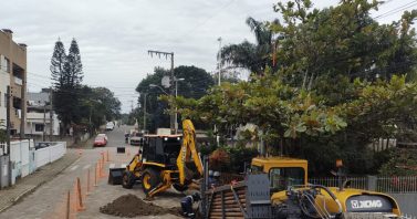 Implantação da rede de esgotamento sanitário e pavimentação estão no cronograma de obras da Águas de Bombinhas, durante esta semana