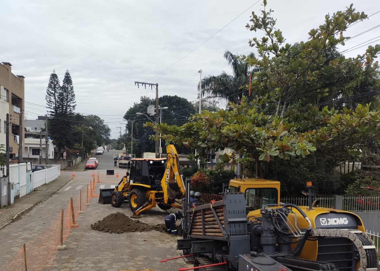 Implantação da rede de esgotamento sanitário e pavimentação estão no cronograma de obras da Águas de Bombinhas, durante esta semana Implantação da rede de esgotamento sanitário e pavimentação estão no cronograma de obras da Águas de Bombinhas, durante esta semana