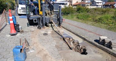 Águas de Bombinhas avança com obras de esgotamento sanitário em diversos bairros da cidade 