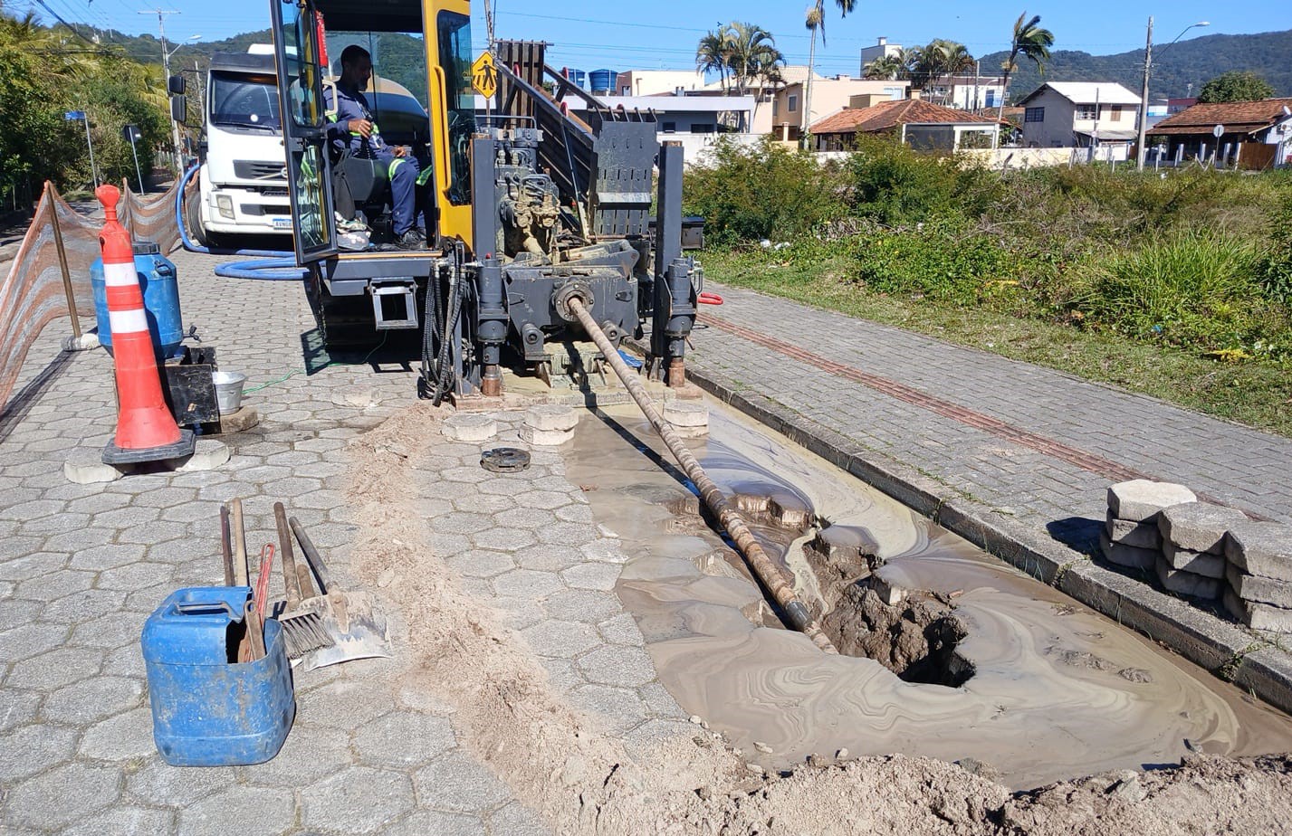 Águas de Bombinhas avança com obras de esgotamento sanitário em diversos bairros da cidade 