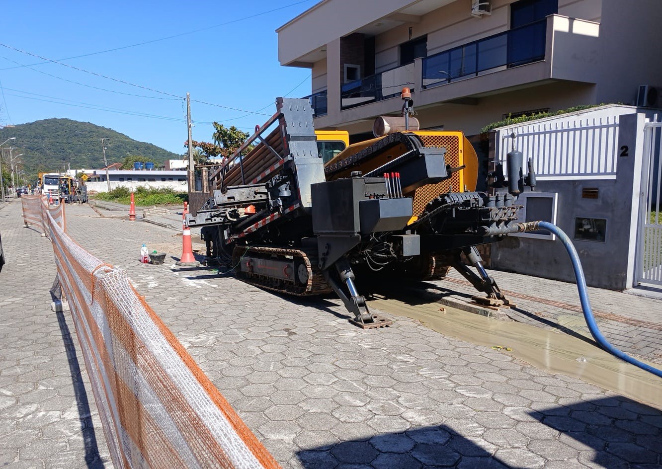 Frentes de trabalho da Águas de Bombinhas avançam com obras de esgotamento sanitário em diferentes ruas da cidade Frentes de trabalho da Águas de Bombinhas avançam com obras de esgotamento sanitário em diferentes ruas da cidade