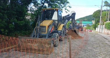 Seis novas ruas recebem obras de esgotamento sanitário nesta semana, em Bombinhas