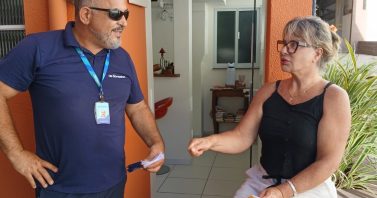 Ação de conscientização orienta moradores do Centro de Bombinhas sobre descarte na rede de esgoto